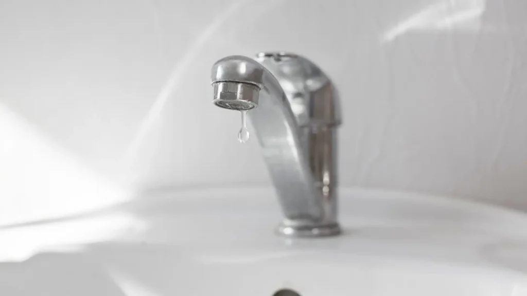 Cieknaca spluczka i awaria kranu – czy naprawy hydrauliczne zawsze wymagaja wezwania fachowca