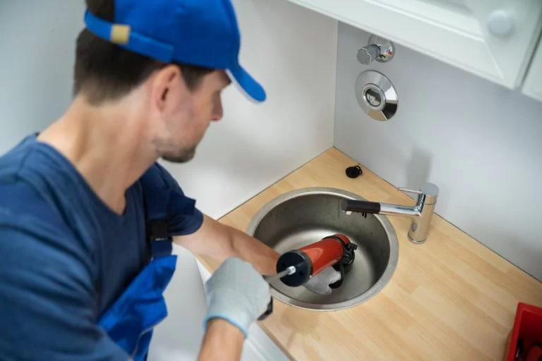 Przepychanie odpływu przez hydraulika z Łodzi